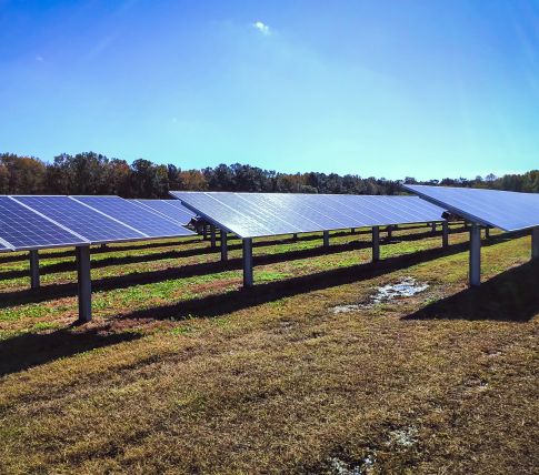 Le tracker solaire à un axe suit en permanence la course du soleil